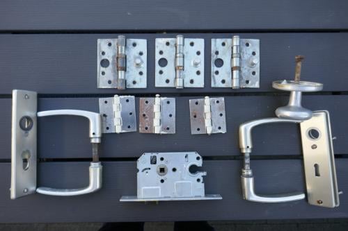 Deurslot, deurkrukken en scharnieren