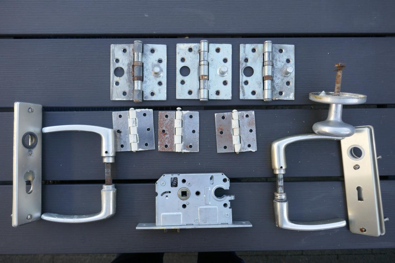 Deurslot, deurkrukken en scharnieren