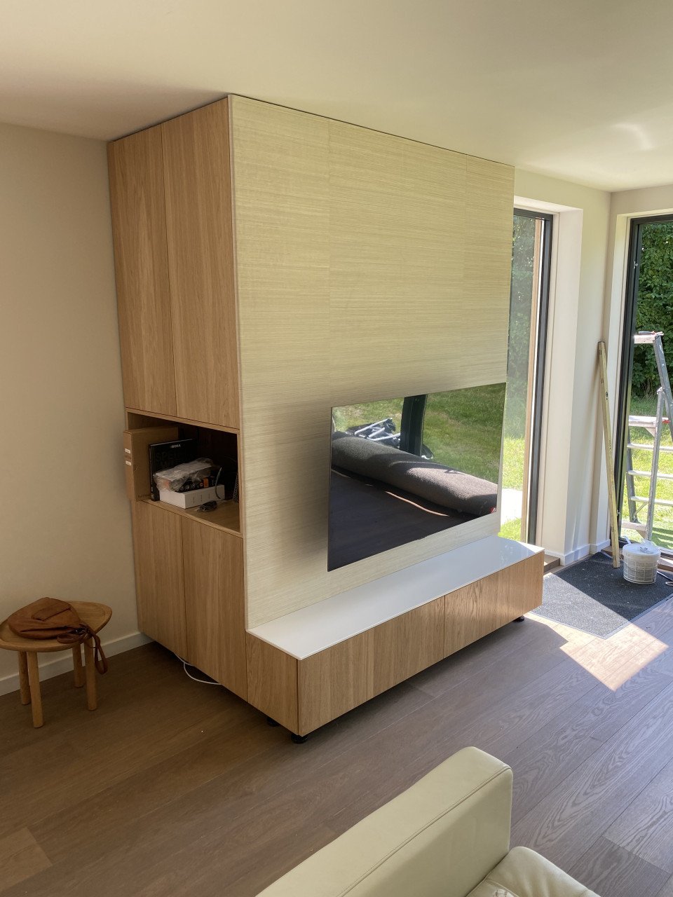 Maatwerk keukens en kasten. Ook doen wij wrappen, behangen en schilderen