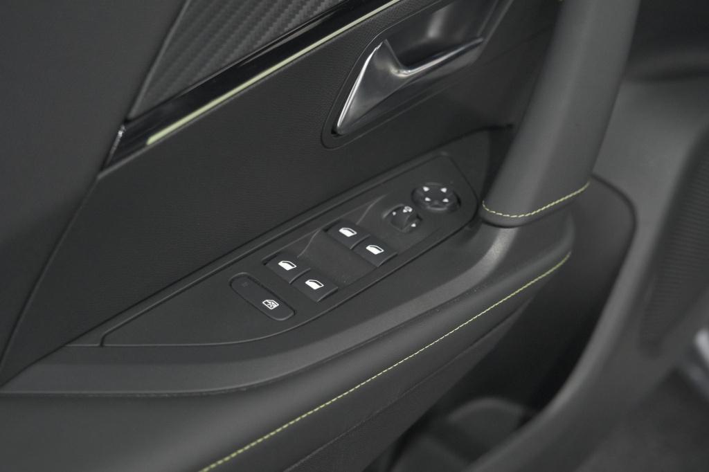 Peugeot 2008 puretech 130 eat8 gt | 360 camera | stoelmassage | adaptieve c