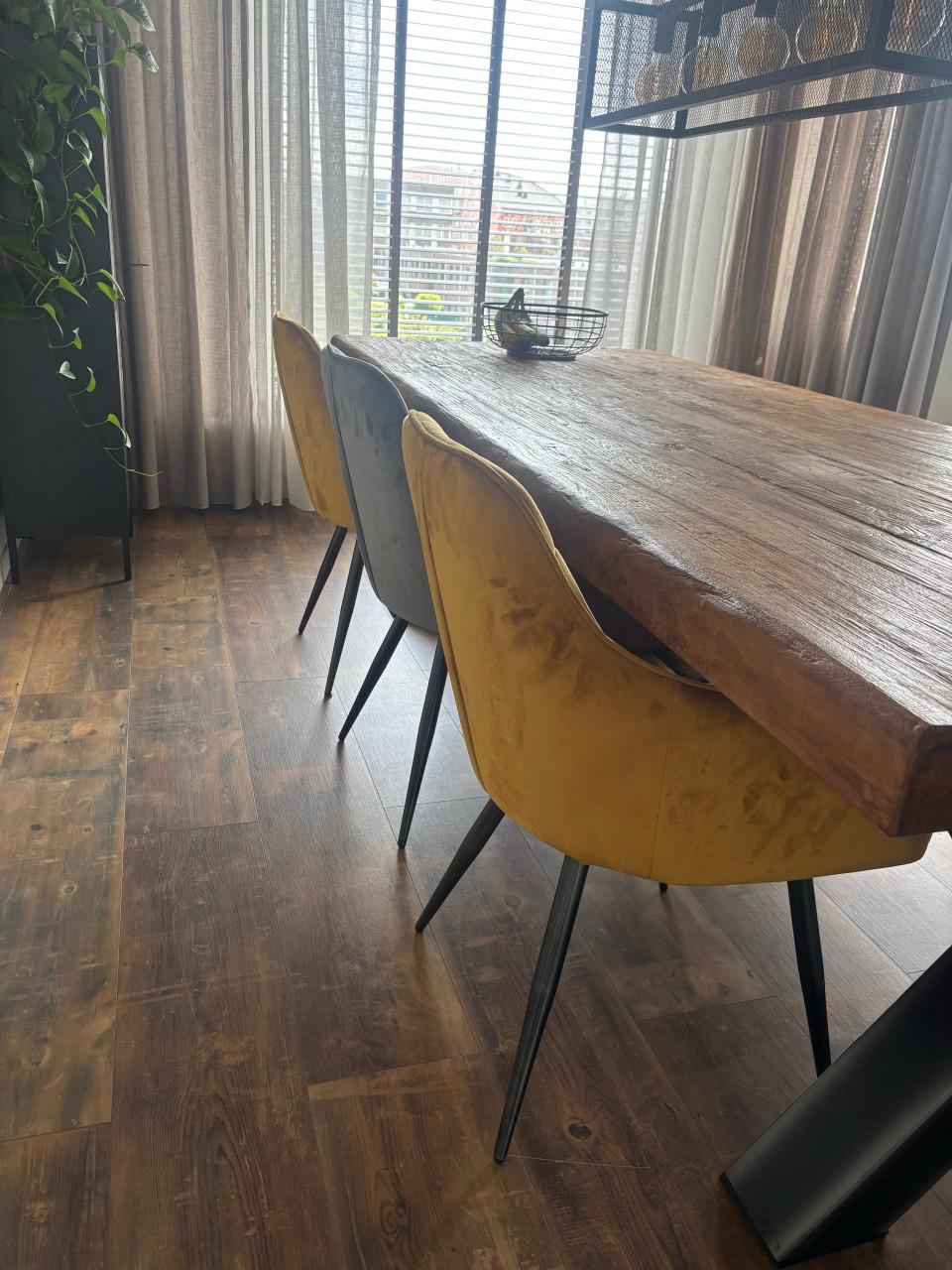 3 eettafel stoelen (2 goud, 1 blauw grijs)