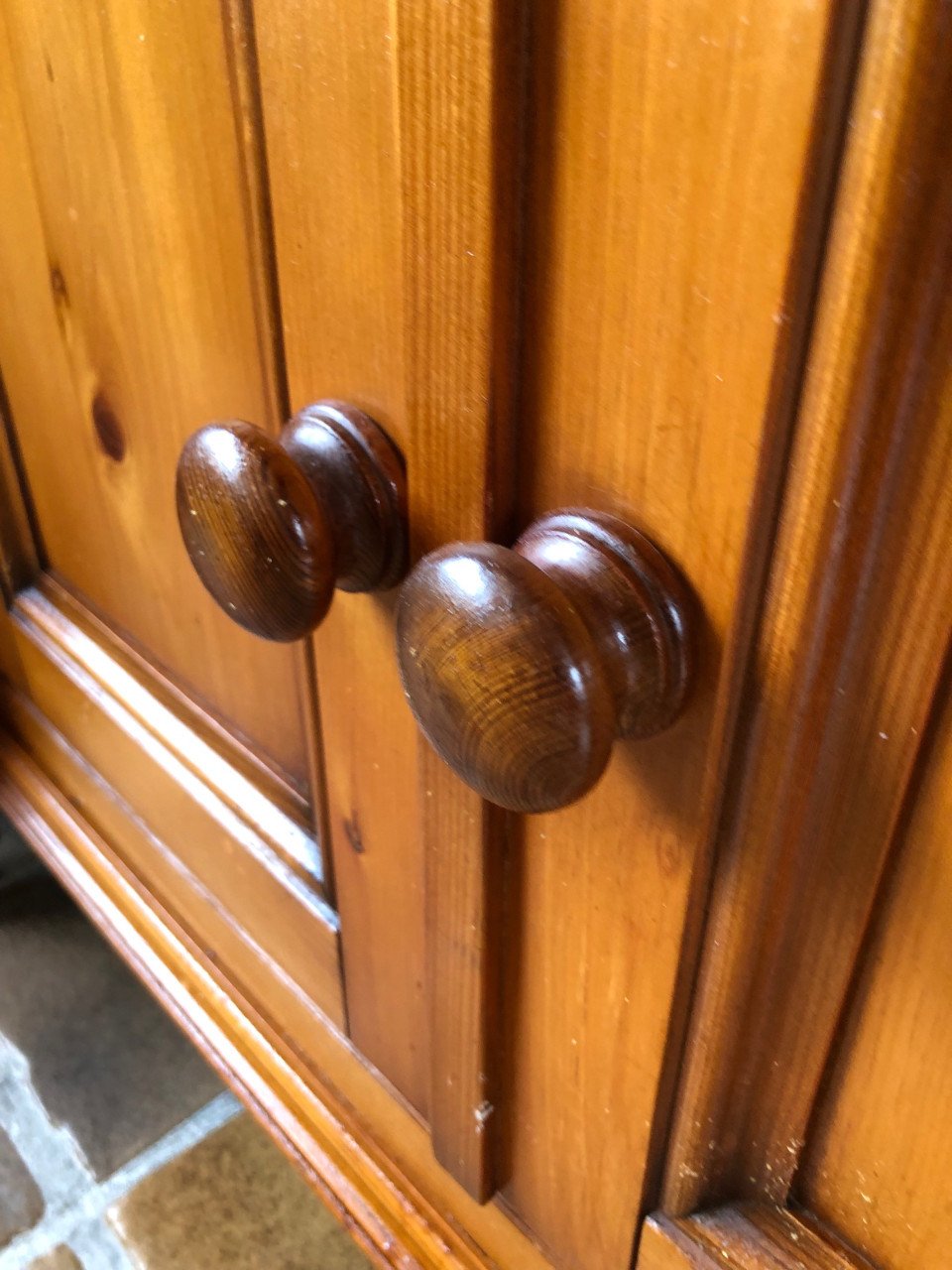 Houten buffetkast met glasdeuren.