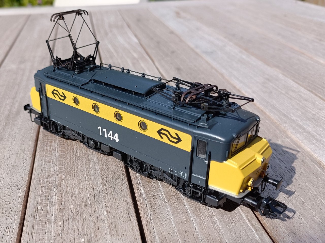 Märklin 37241, locomotief 1144 en 2x Piko 58084 ketelwagen NS