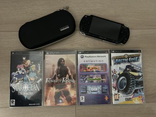PSP 2000 met case en spellen