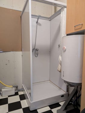 Nooddouche met boiler en pomp