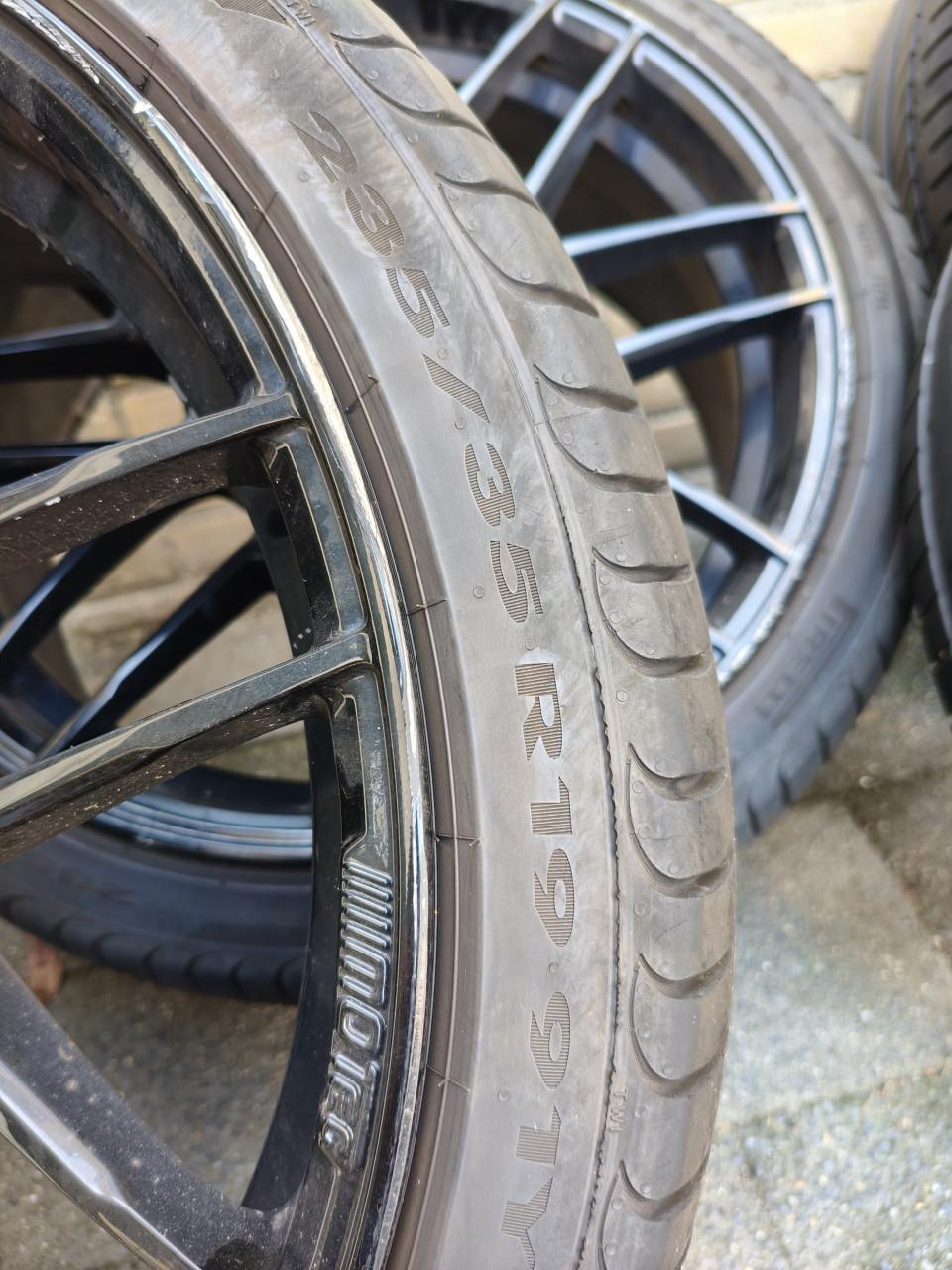 19 inch Motec velgen met banden 5x114.3