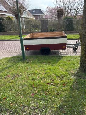 Aanhanger / kar met klep.