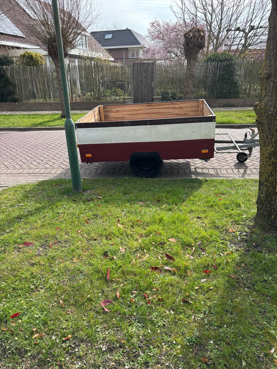 Aanhanger / kar met klep.