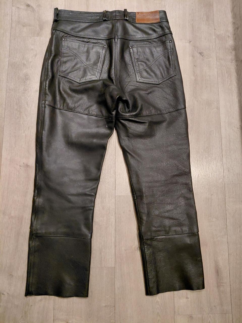 Zwarte leren Motor broek van het merk Arizona by Louis.