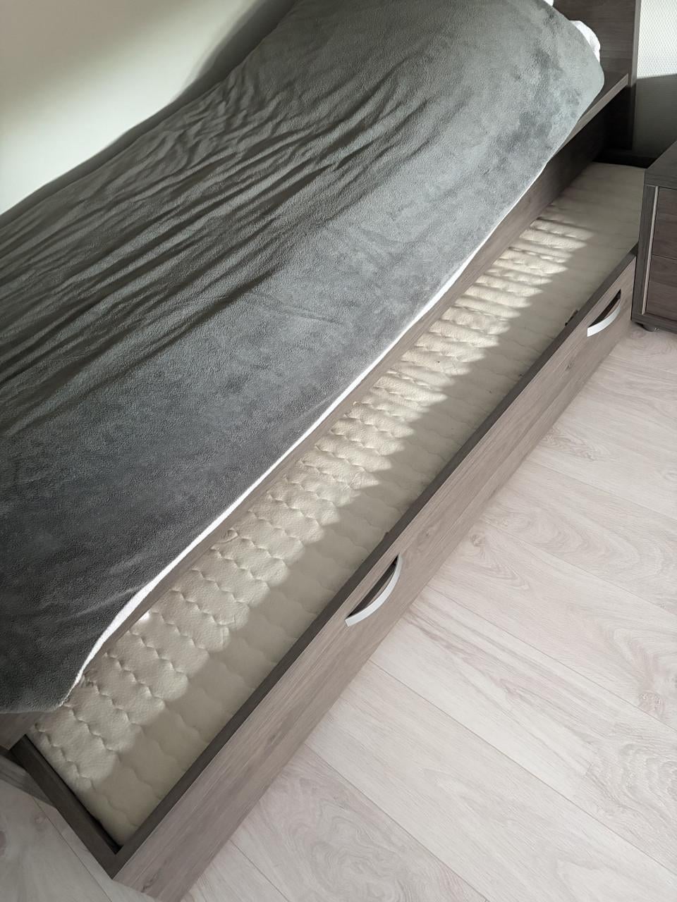 1 persoonsbed + nachtkastje