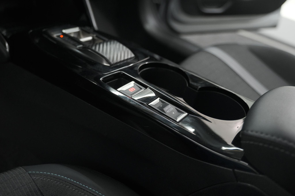 Peugeot 208 puretech 100 eat8 allure pack | camera | apple carplay | parkee
