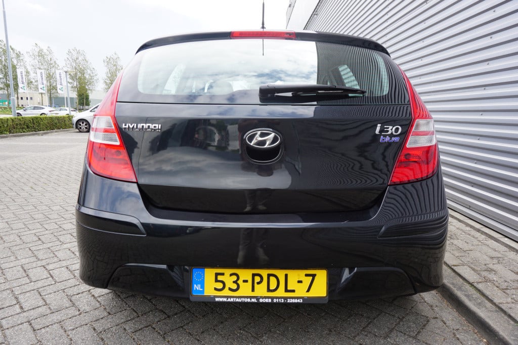 Hyundai I 30 1.4i i-drive cool airco / elektr. ramen / nap