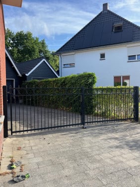 Gebruikte Inrijpoort: Ca 510 cm breed. en 140 cm hoog.