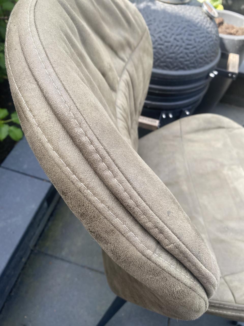 4 eetkamerstoelen, €50,-