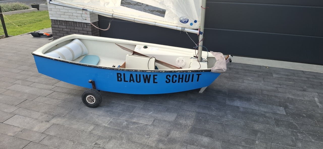 Wedstrijd Optimist zeilbootje Vaarklaar met Trailer