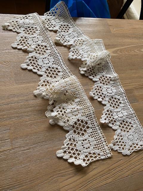 Diverse zeer fijn hand-gehaakte kleedjes