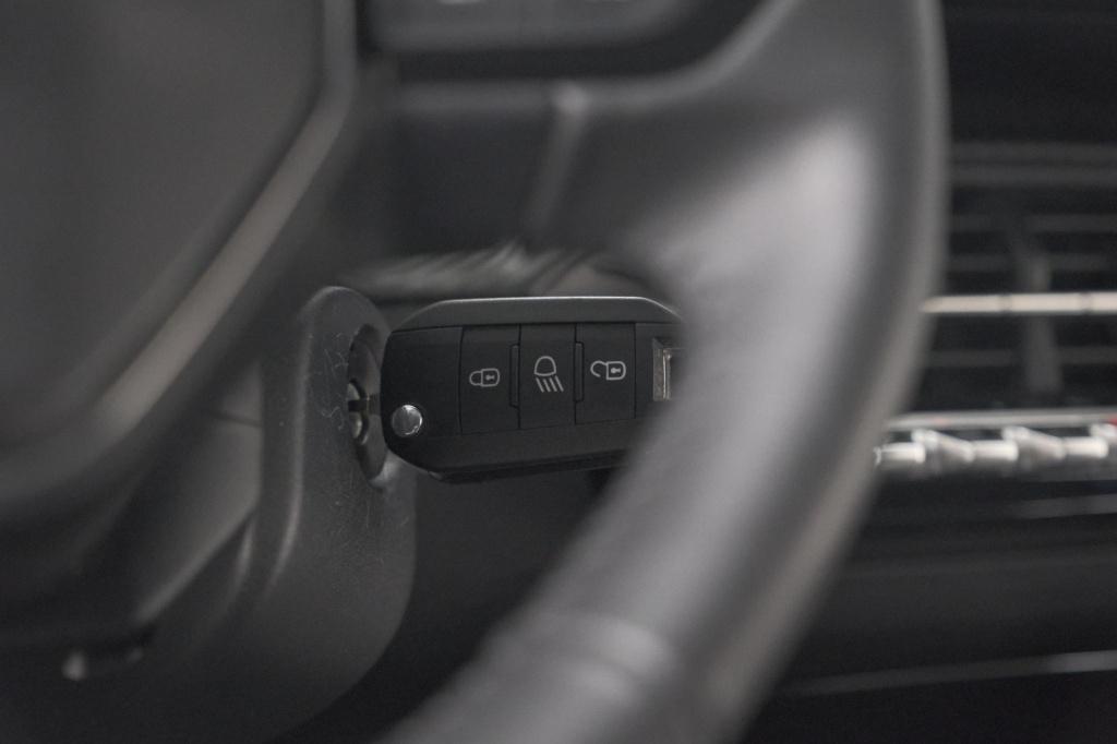 Peugeot 208 puretech 100 allure | apple carplay | parkeersensoren | climate