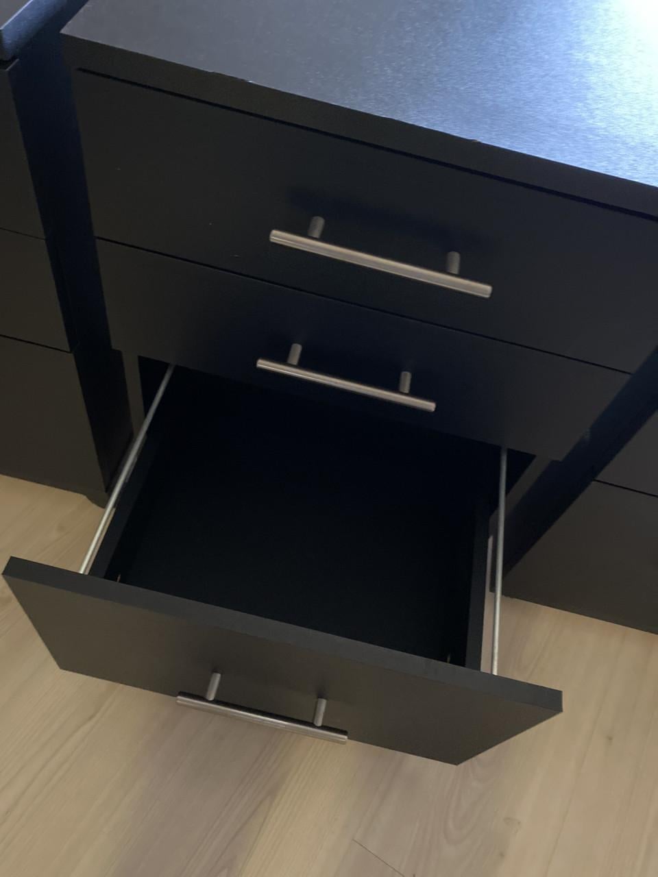 Drie identieke ladenkastjes zwart op wieletjes