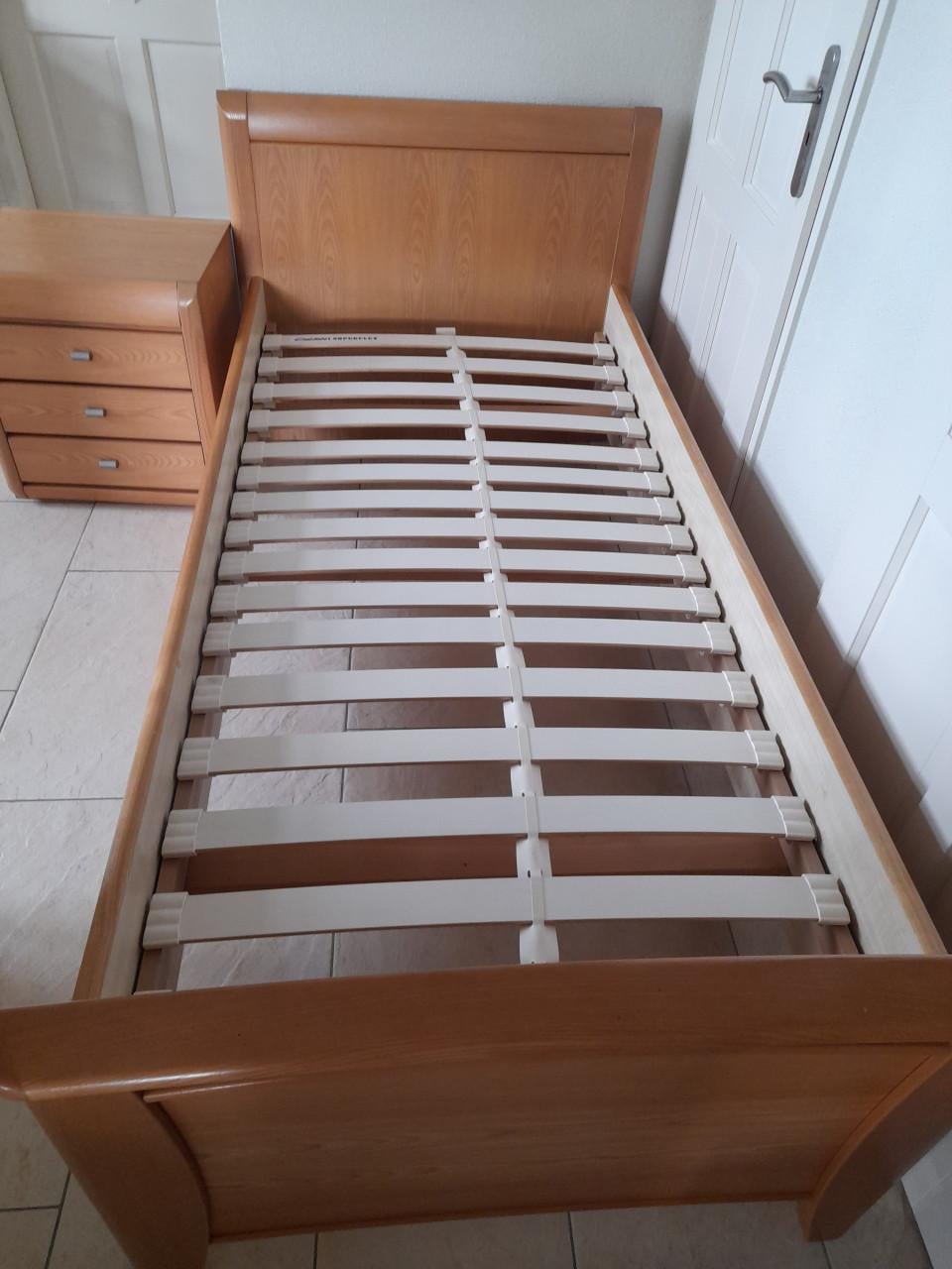 Senioren bed  met nachtkastje 90 x 200 (in goede nette staat )