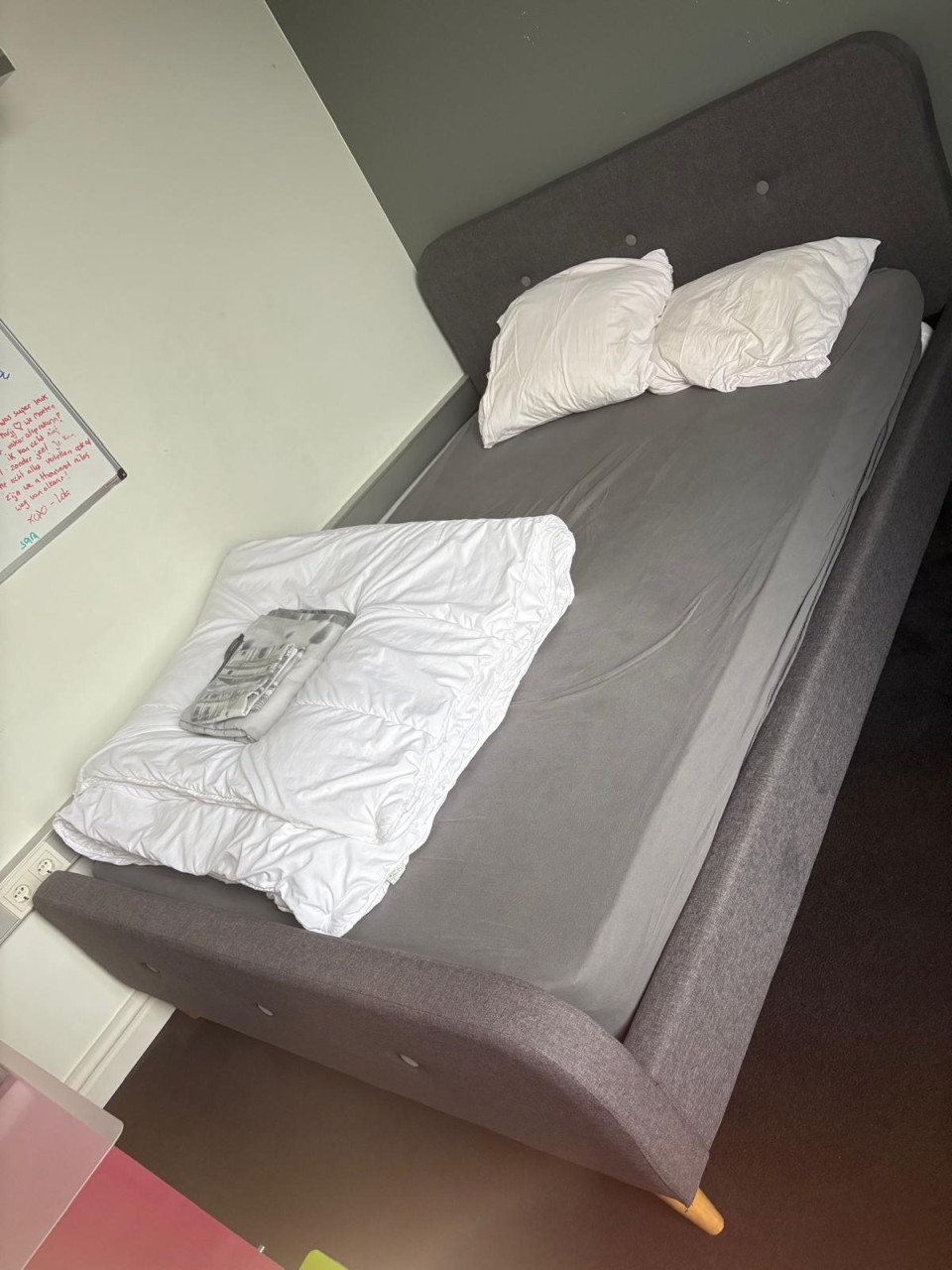 Grijs tweepersoonsbed inclusief matras en lattenbodem