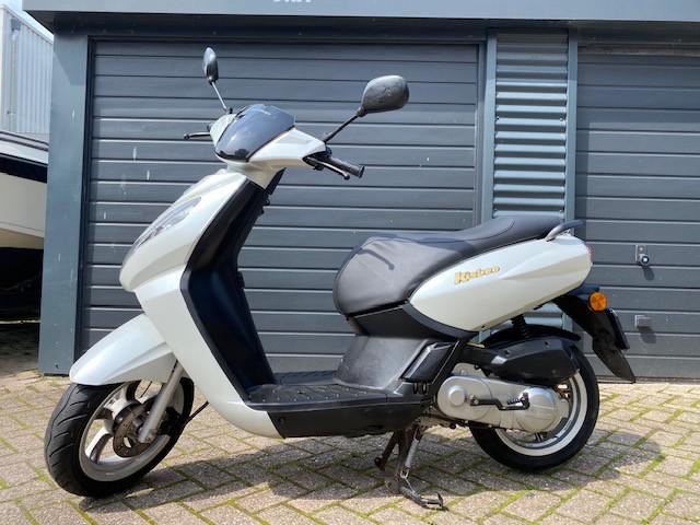 Mooie betrouwbare peugeot kisbee parelmoer metalic wit weinig km 899