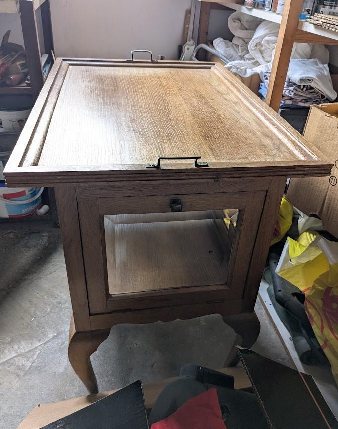 Uit bejaarden inboedel: zeer oud en leuk theekastje