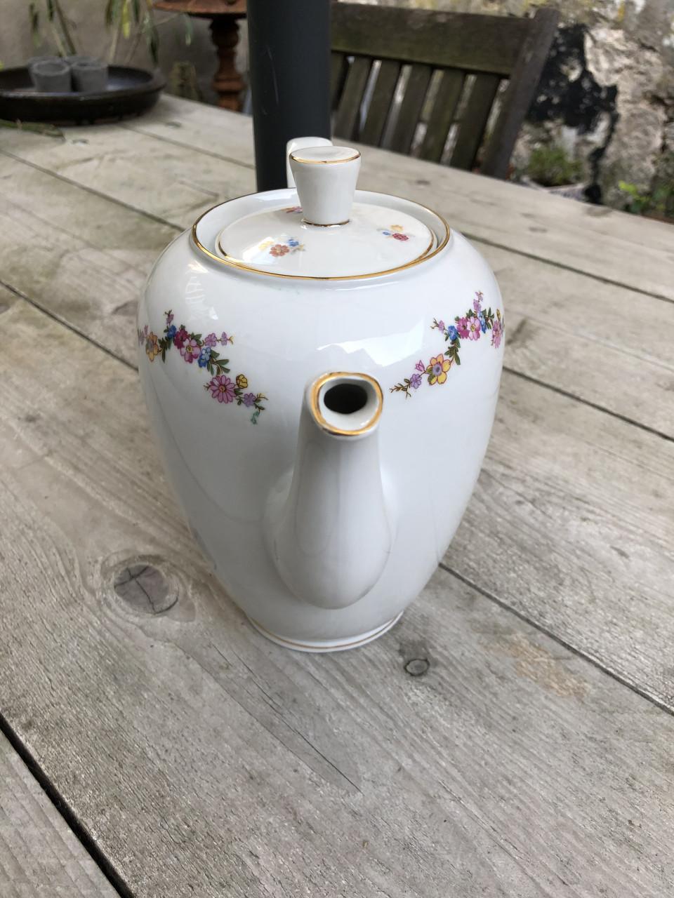 Mooie brocante theepot met bloemmotief en gouden details