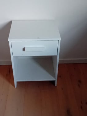 Grenenhouten nachtkastje