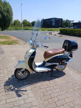 AGM retro met windscherm ,koffer en beugel set