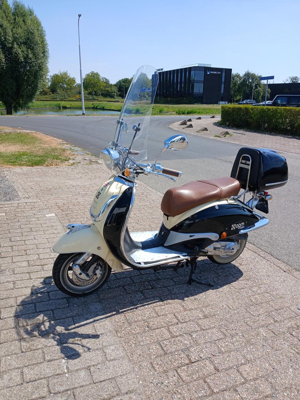 AGM retro met windscherm ,koffer en beugel set
