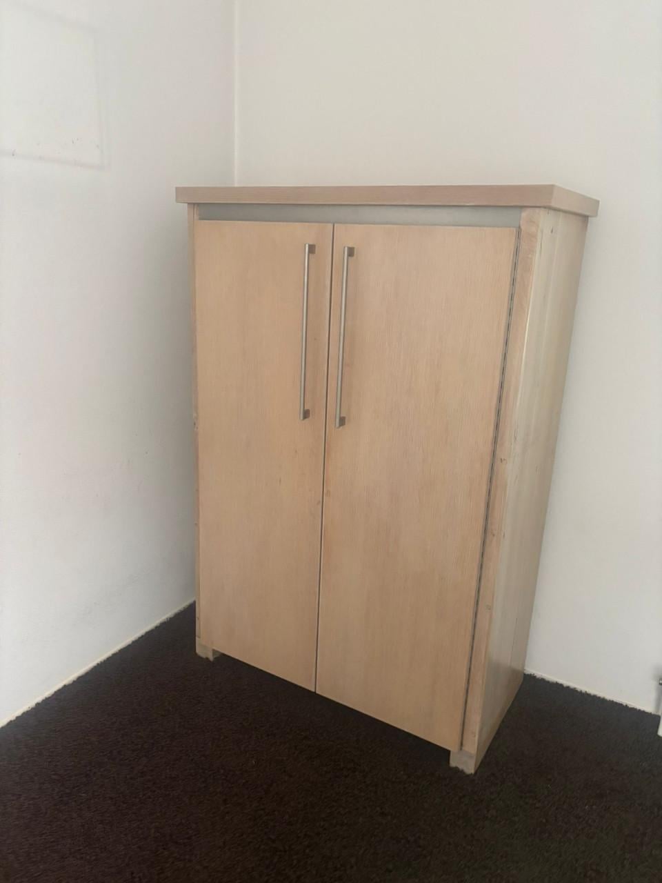 Massief eiken kastje in mooie staat