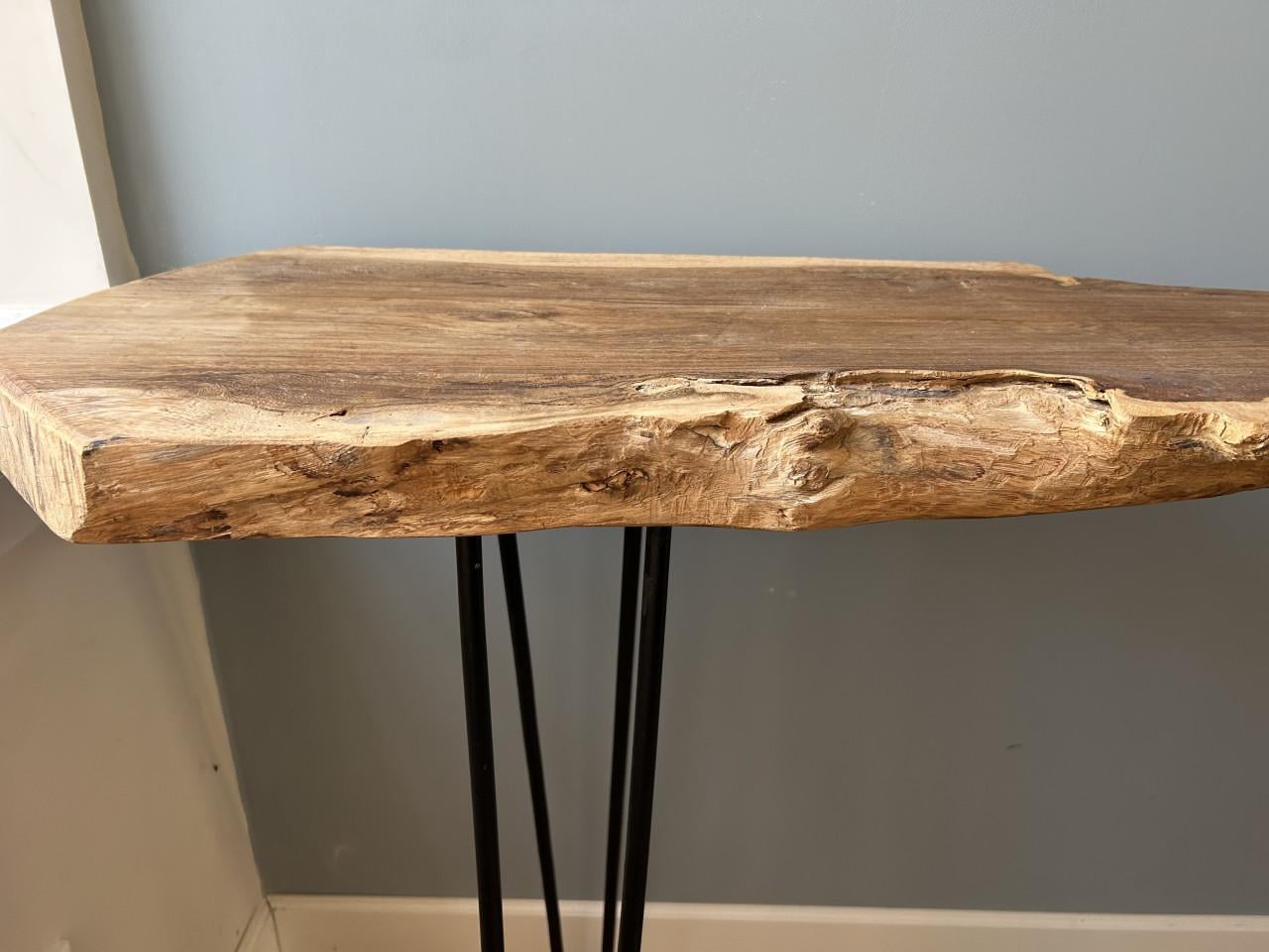 Unieke teakhouten sidetable met haarspeldpoten