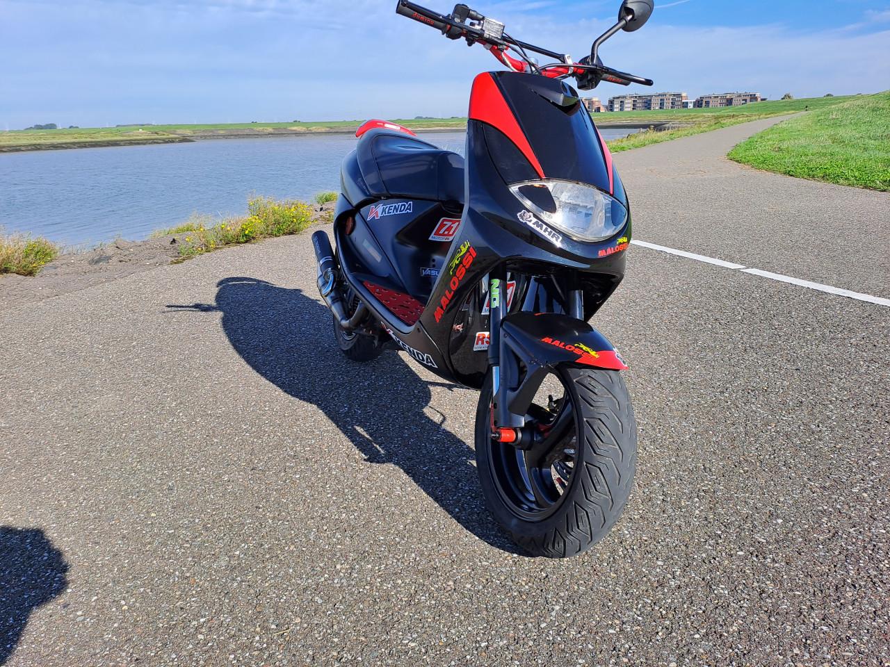 Te koop stoere snelle peugeot vivacity met geel kenteken