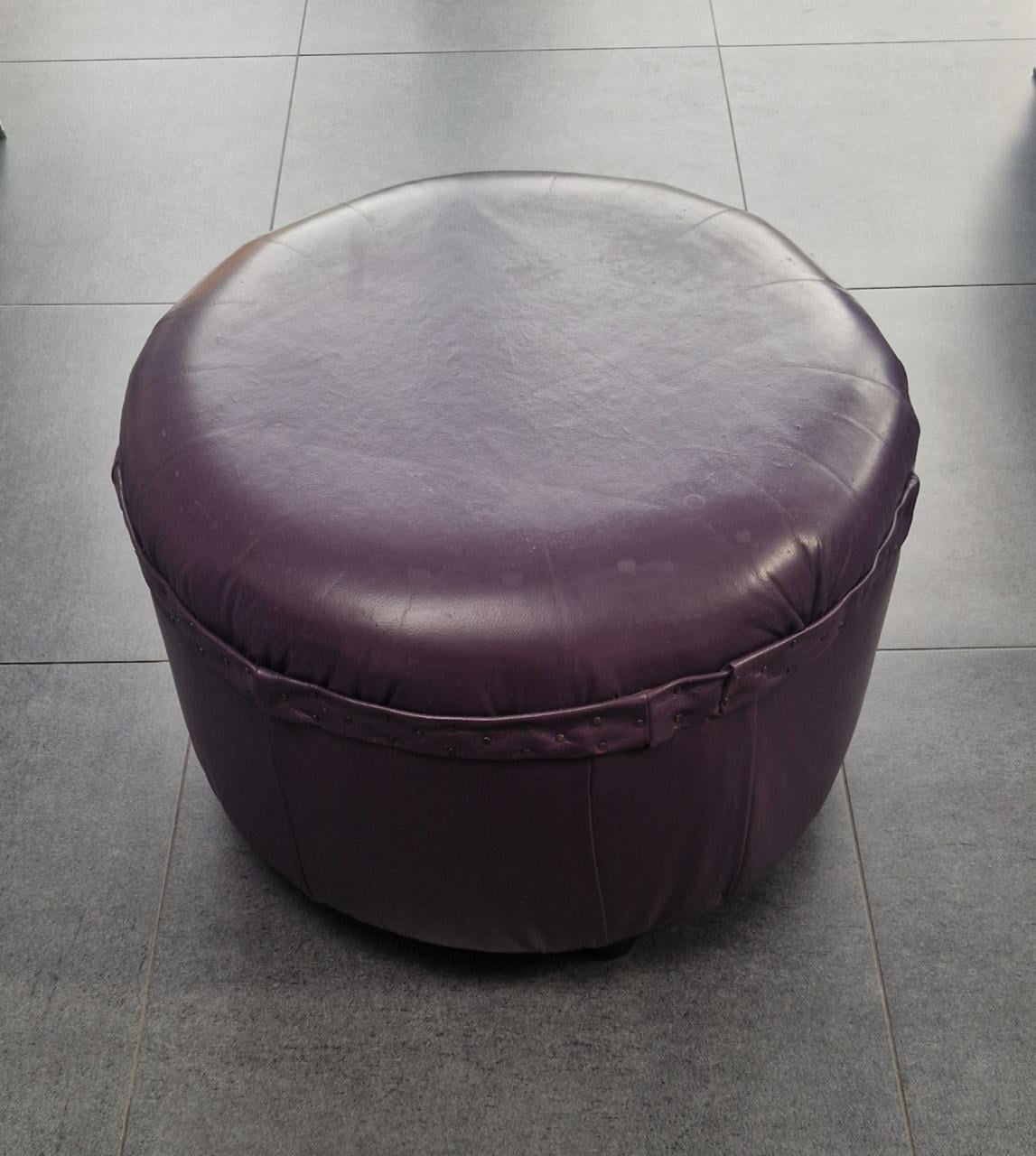 Mooie ronde paarse poef van leer