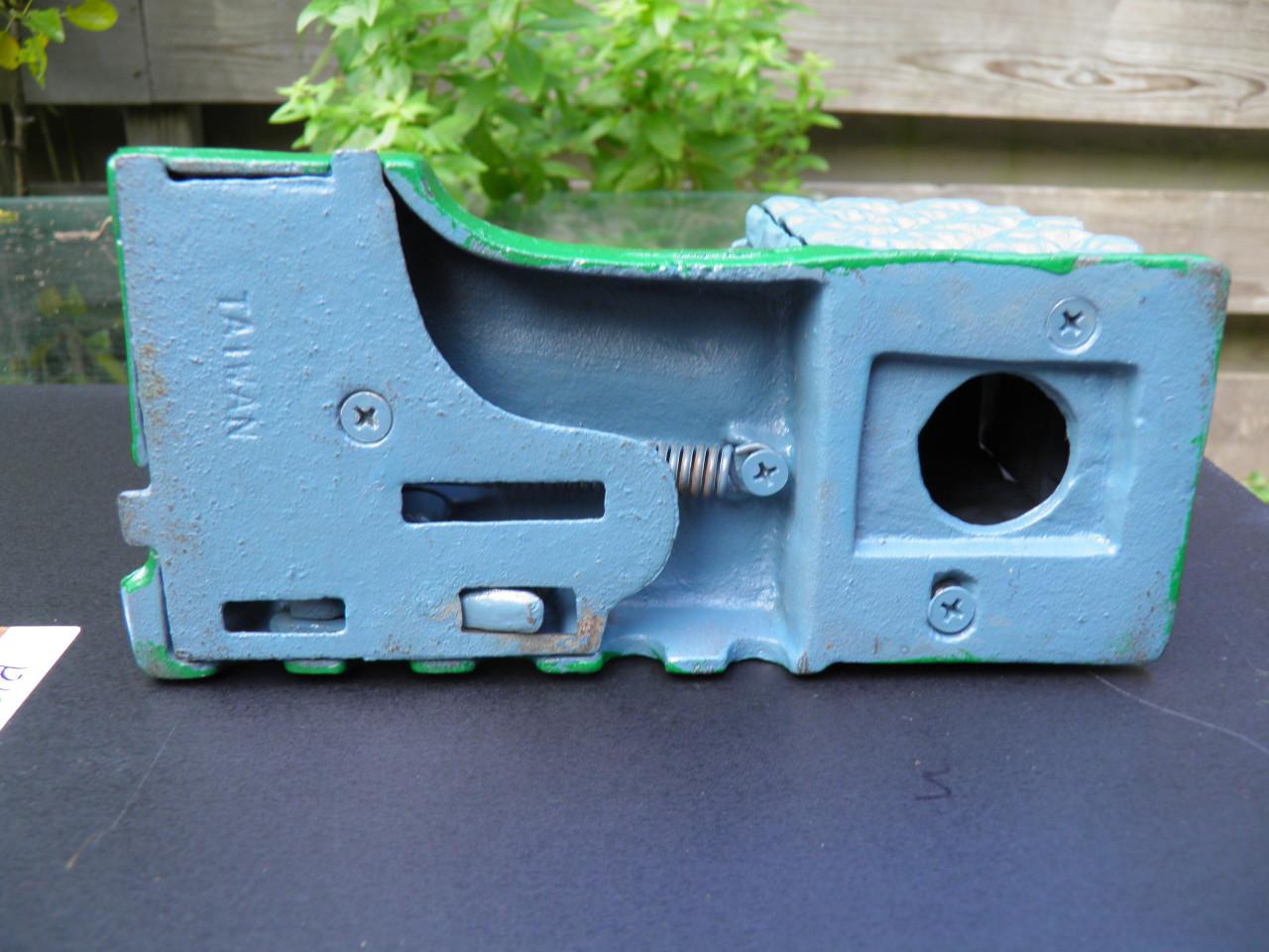 Antieke gietijzeren Artillery Bank spaarpot