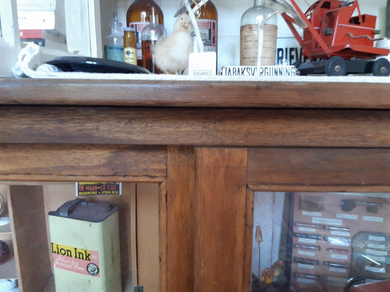 Vintage bijna antieke vitrine tafel
