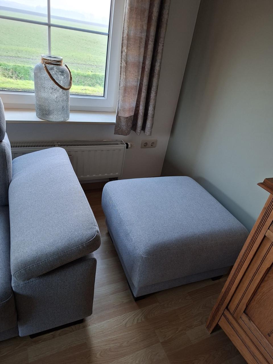 Nette 2 zitsbank met bijbehorende poef