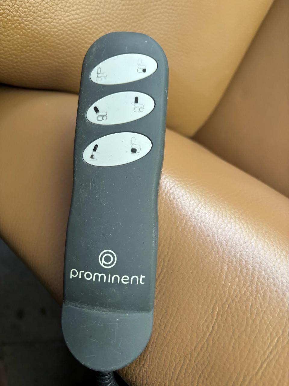 Prominent sta op en relax fauteuil, elektrisch bedienbaar