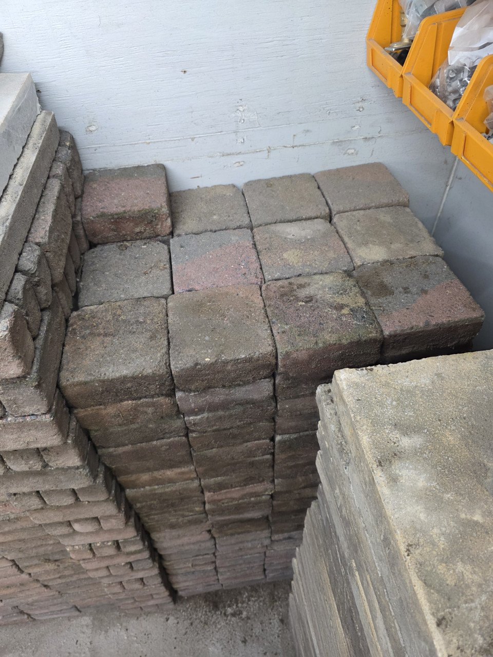 Gratis op te halen koppelstone 13,5x13,5 en 13x5  klinkers