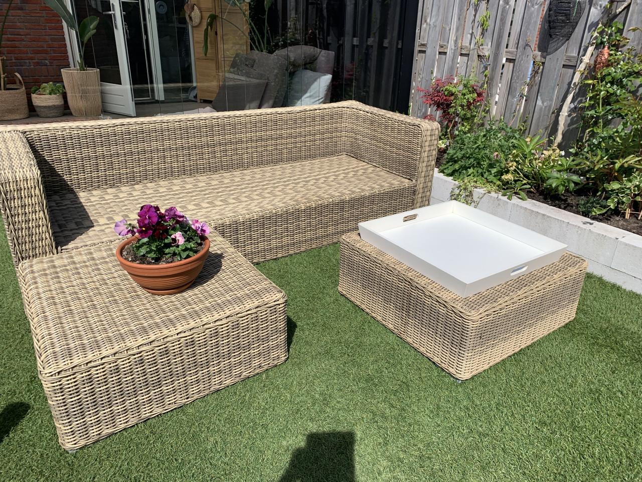 Rieten loungeset, met kussens en tafel.