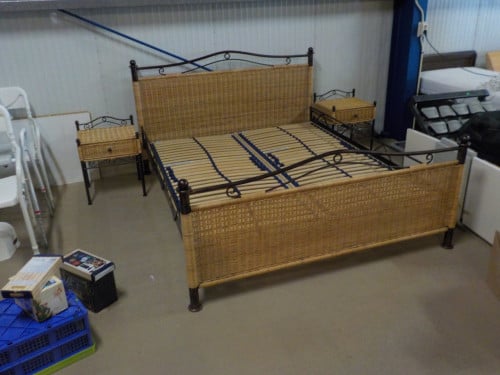In zeer goede staat ledikant met 2 lattenbodems + 2 nachtkastjes 160 x200cm