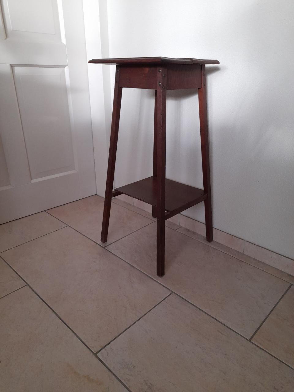 Planten tafel 35 x 29 x 76H (in goede staat )