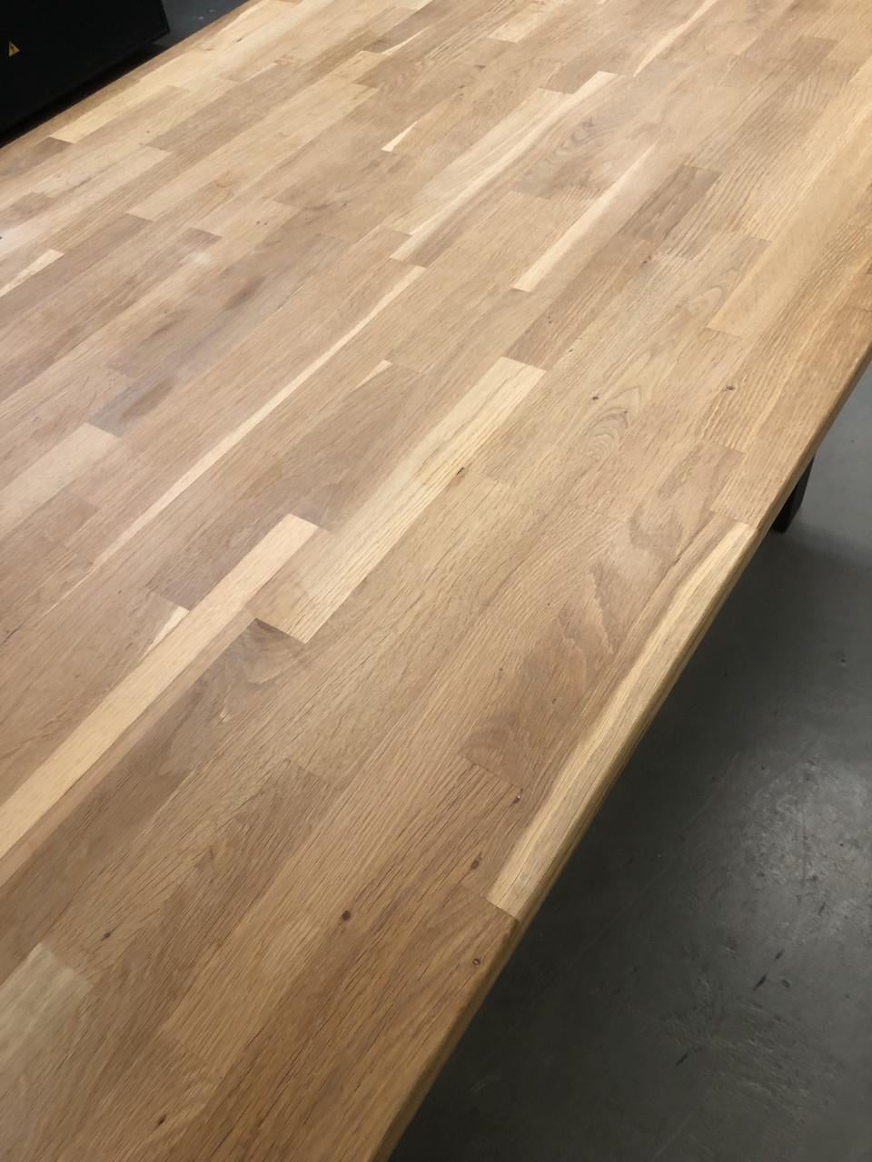 Eettafel hout met zwarte stalen poten