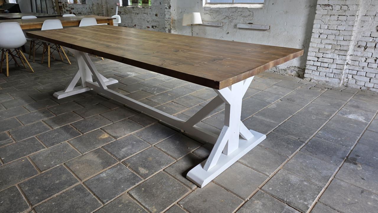 280 cm lange landelijke tafel met 10 stoelen