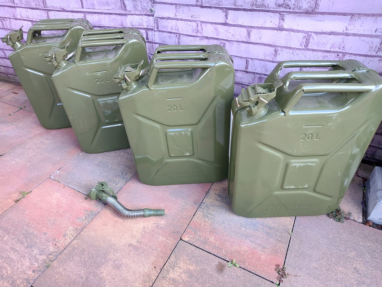4 jerrycans un gekeurd