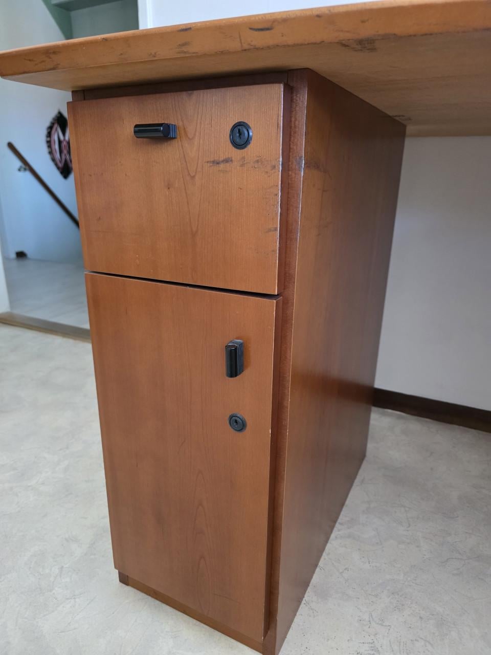 Kersenhouten bureau met ladenblok