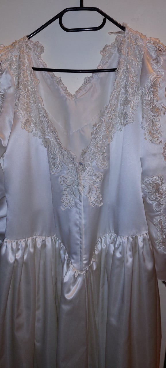 Trouwjurk gebroken wit, lange mouwen met kant.