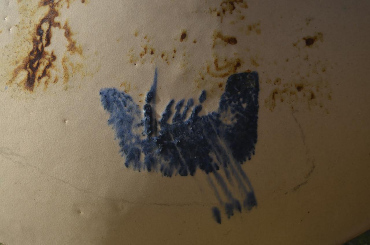 Fraaie grote aardewerk schotel, gesigneerd, gedateerd (1)