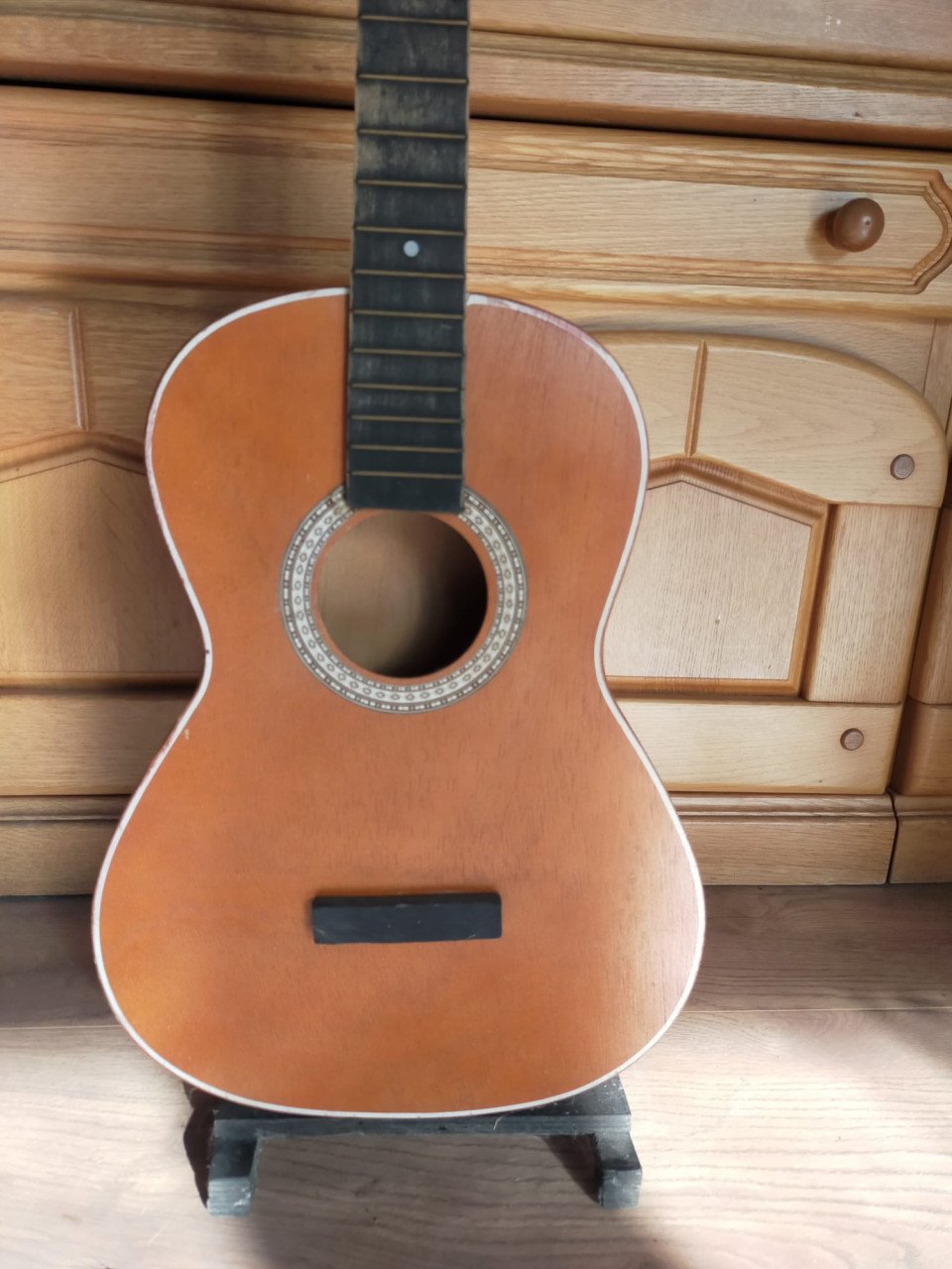 Staande lamp gemaakt van een gitaar