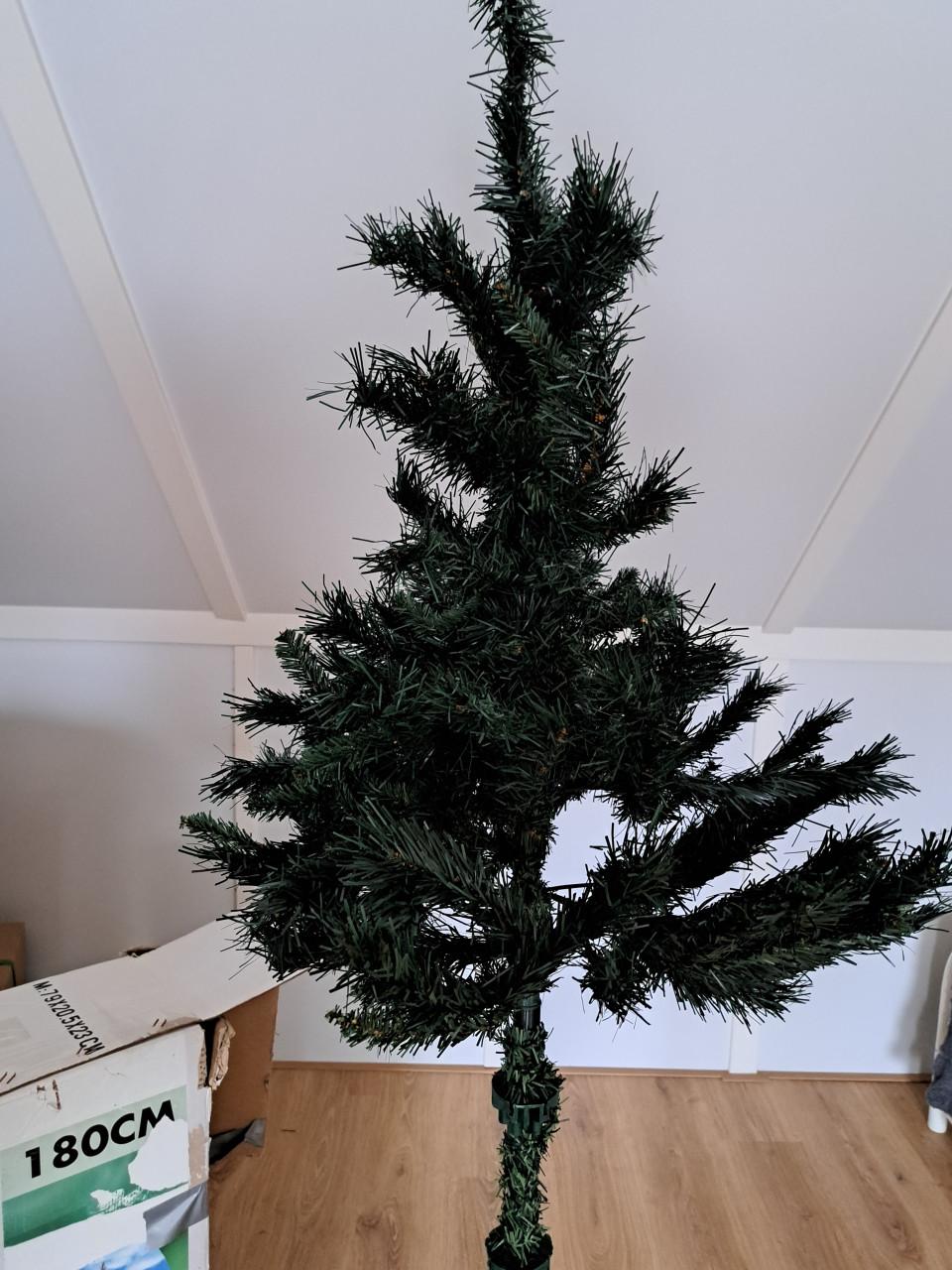 Kunstkerstboom 180 cm hoog alvast in huis voor 2026!